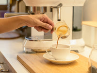 Koffein: hvor mye er det i kaffe, te, brus og energidrikk – og hva gjør det med søvnen?