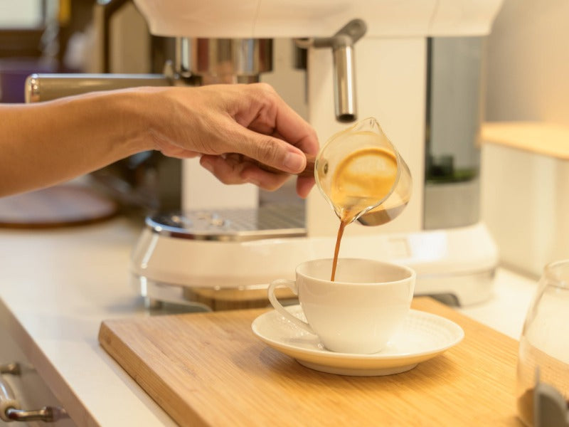 Koffein: hvor mye er det i kaffe, te, brus og energidrikk – og hva gjør det med søvnen?