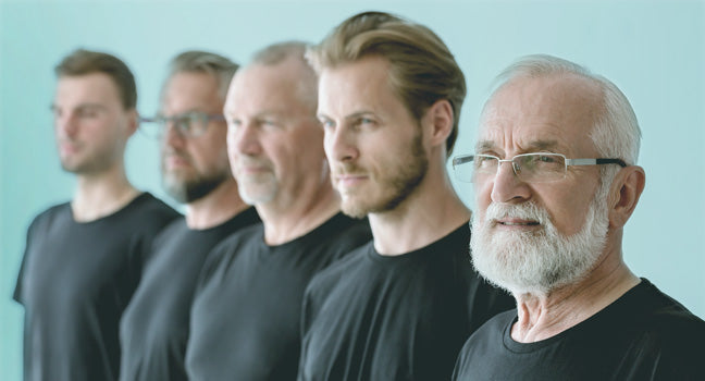 Menn i ulike aldersgrupper står på rekke og rad