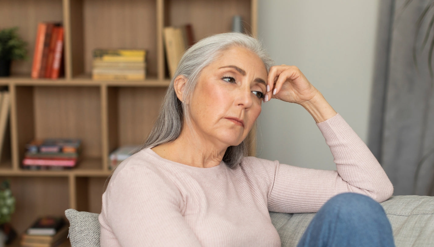 Mann med lavt energinivå sitter med datamaskinen sin