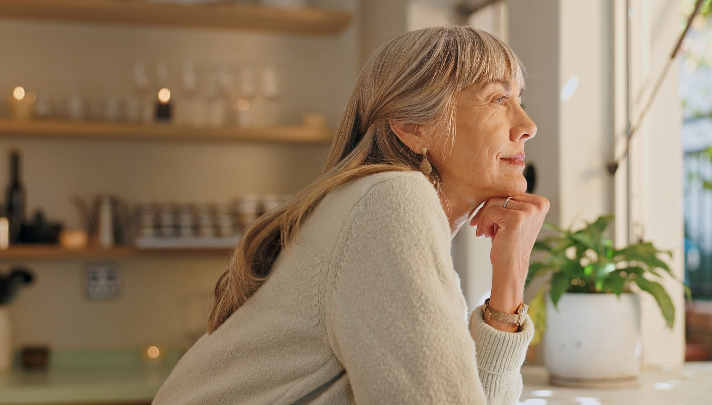 Kvinne med dårlig immunforsvar drikker en kopp te