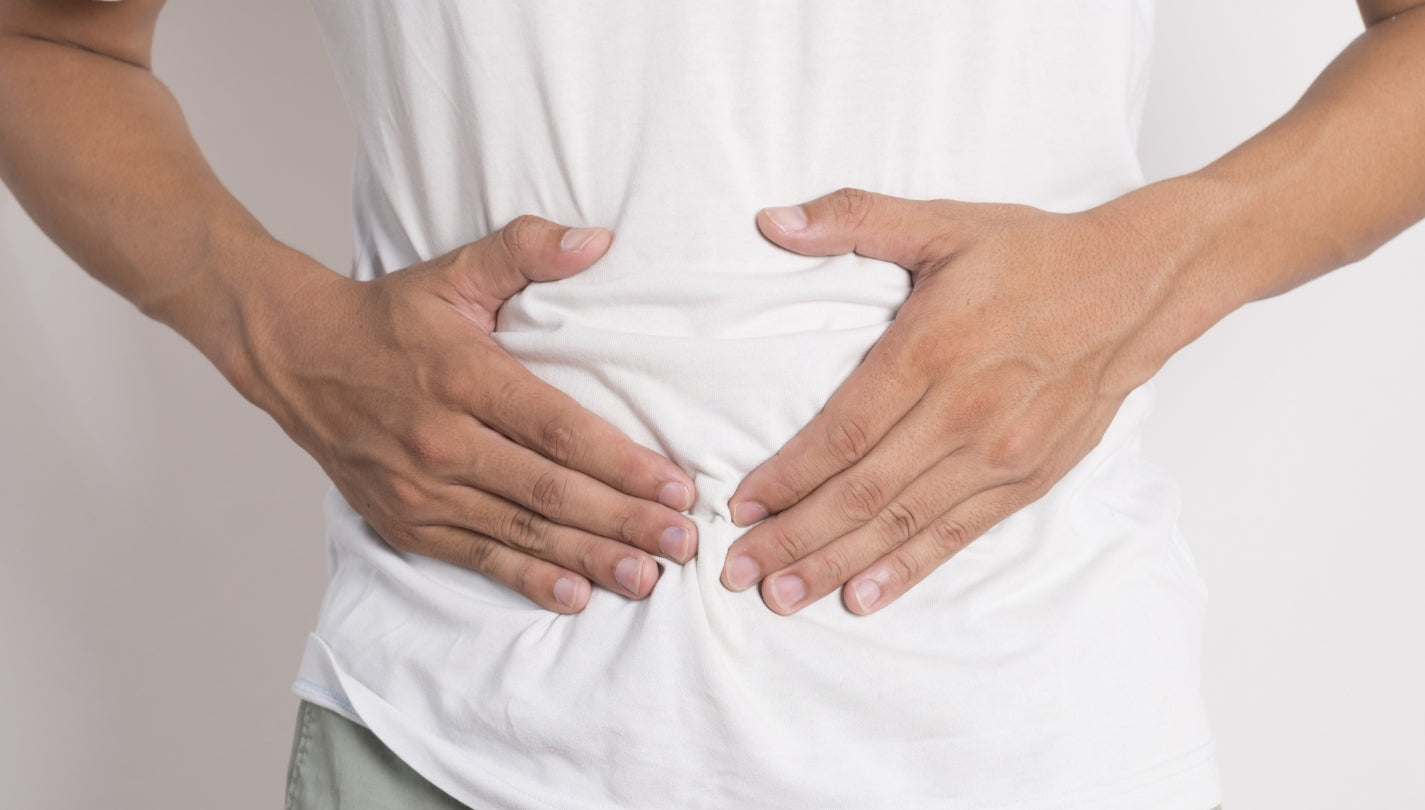 Mann med hendene på oppsvulmet mage